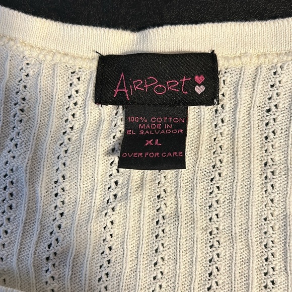 Adorable beige knit top with beautiful sea shell accent buttons - Picture 2 of 8